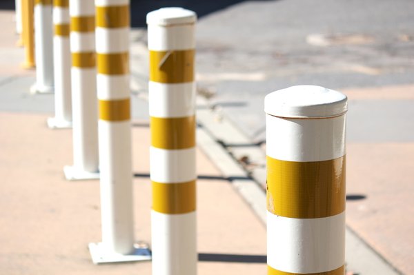 Connaître les avantages des bornes anti stationnement à installer